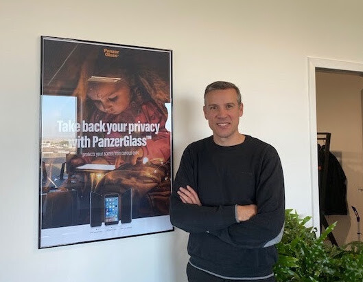 Erik in the office, PanzerGlass