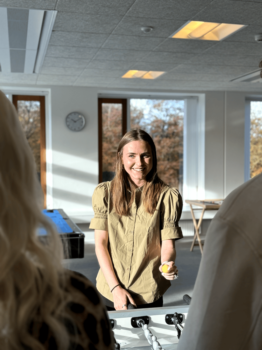 Sofie fra pensopay, der spiller bordfodbold på kontoret i Vejle.