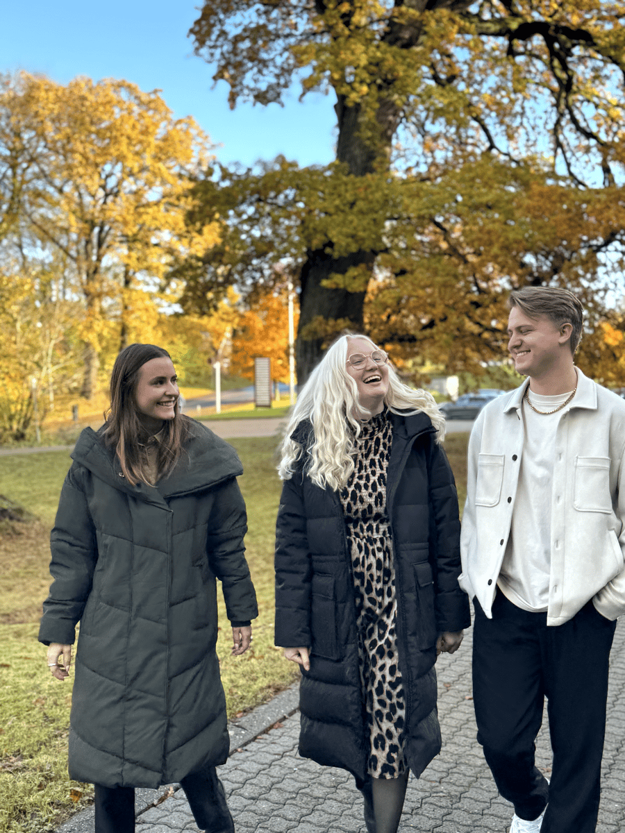 Sofie, Ceciliea og Niklas på gåtur ved pensopays lokation ved Vejle Stadion.