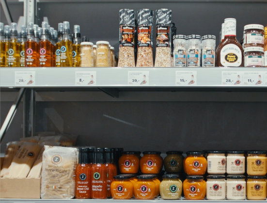 Alt="Krydderier og sauce på hylderne i en af Basic & more´s butikker"