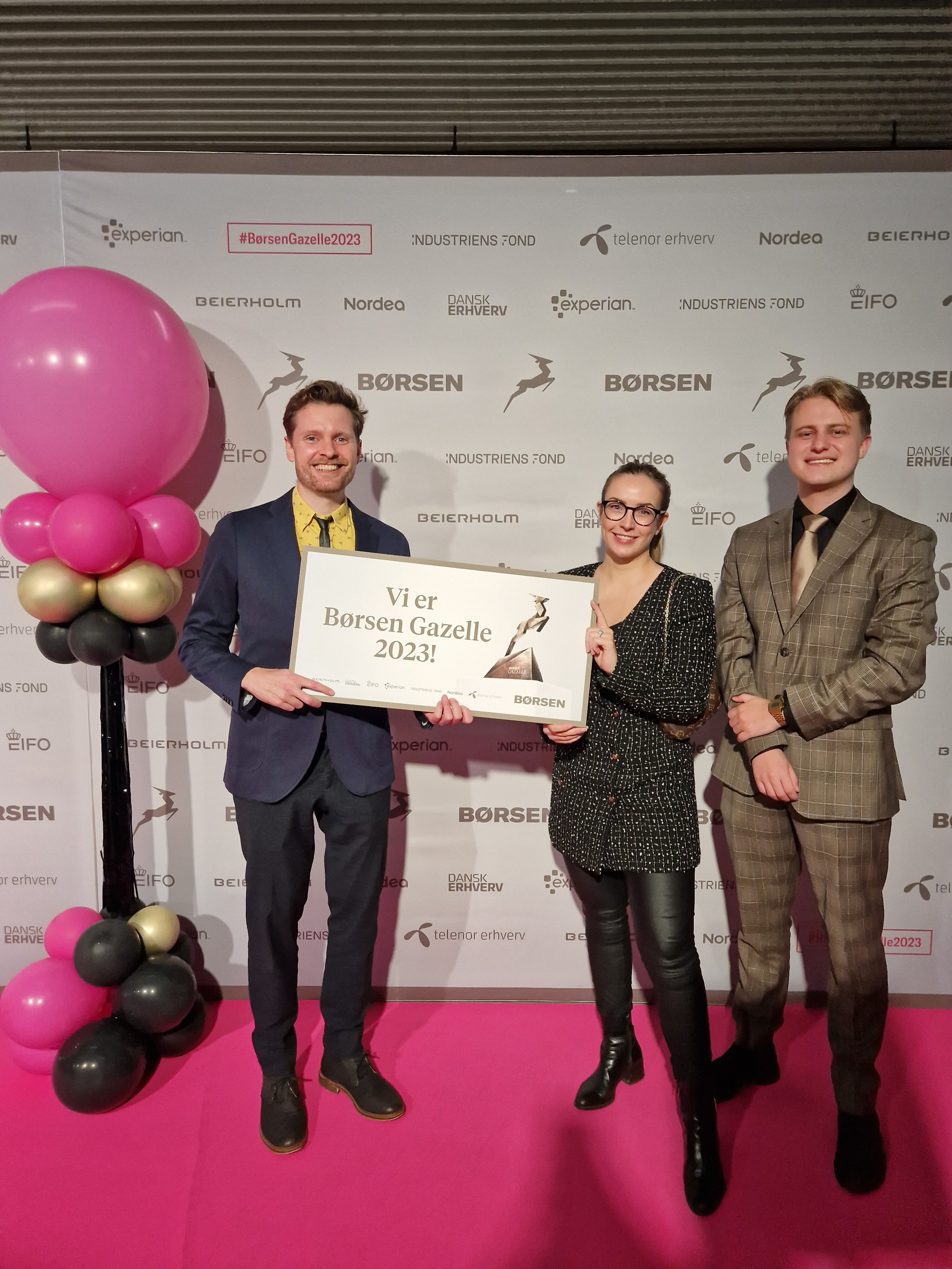 alt="Kasper, Cecilia og Niklas fra pensopay, der har taget imod deres Gazellepris 2023"